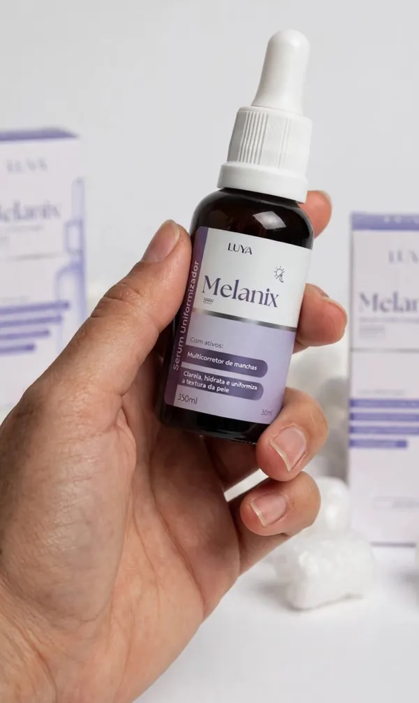 Frasco do sérum Melanix na mão